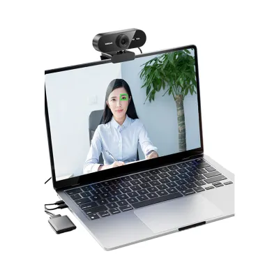 Webcam USB Full HD 1080p AKKHOO avec microphone intégré pour visioconférences nettes Webcam USB Full HD 1080p AKKHOO avec microphone intégré installée sur un ordinateur portable