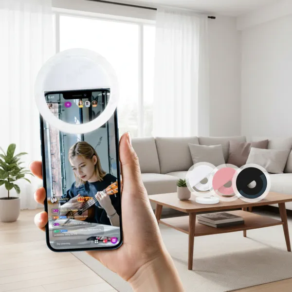 Anneau LED Clip USB pour Smartphone RK12 axnen fixé sur un smartphone utilisé pour une vidéo en direct