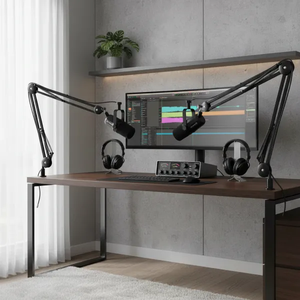 Microphone dynamique FDUCE SL40X/SL40 fixé sur bras articulé dans un studio d'enregistrement moderne