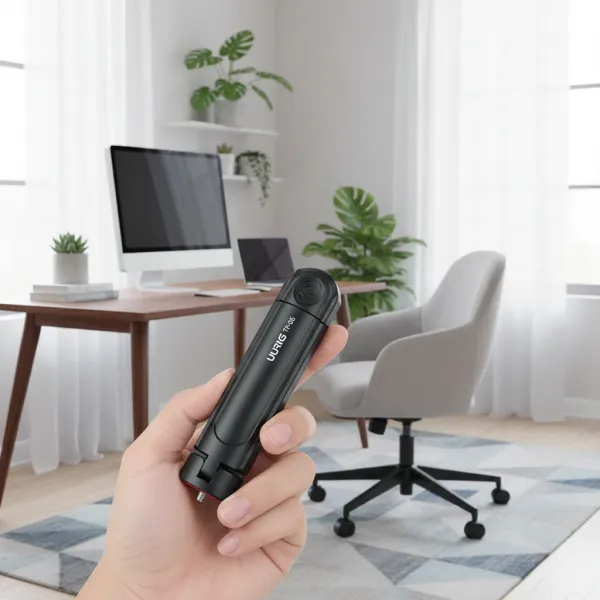 Mini trépied pliable EHANG - Support bureau pour smartphone et appareils légers Mini trépied pliable EHANG tenu dans une main avec un bureau en arrière-plan