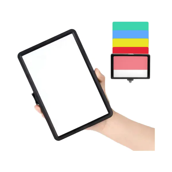 Panneau LED vidéo bicolore 3200K-5600K GOLDFOX tenu en main avec filtres couleur