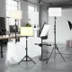 LED Video Light avec trépied professionnel et télécommande SZKOSTON éclairant un studio photo moderne