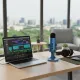 Microphone condensateur USB HAOMUREN bleu sur bureau avec ordinateur portable pour streaming, podcast et gaming