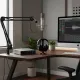 Microphone condensateur VuiGue TLM 1 en métal monté sur un bras articulé au-dessus d'un bureau moderne avec casque audio et interface audio