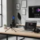 Microphone USB à condensateur RVB pour podcast, jeu et streaming sur ordinateur Microphone USB à condensateur RVB avec support et filtre anti-pop devant un ordinateur portable pour podcast et streaming