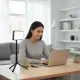 Network Webcam Fill Light Dimmable - NVPONE pour un éclairage optimal lors des visioconférences Femme utilisant un ordinateur portable avec un Network Webcam Fill Light Dimmable NVPONE allumé sur un bureau
