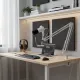 Maono PD200XS microphone dynamique XLR et USB en dual mode installé sur un bras articulé blanc au-dessus d'un bureau moderne avec ordinateur portable et casque audio