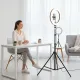 Ring Light RGB 8/10 pouces avec trépied et support smartphone - Éclairage professionnel pour photo et vidéo Ring Light RGB 8/10 pouces avec trépied et support smartphone placé devant une femme assise à un bureau, éclairage lumineux uniforme