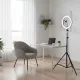 Ring Light RGB 8/10 pouces avec trépied et support smartphone pour éclairage professionnel Ring Light RGB 8/10 pouces avec trépied et support smartphone installé dans un bureau lumineux