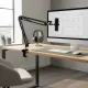 Pince C de fixation bureau noire pour bras micro et lampe MovingMic fixée sur un bureau en bois avec un micro installé