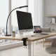 Pince en C fixée au bord d'un bureau en bois clair, supportant un bras flexible pour lampe ou micro