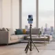 Tripod pour Smartphone & Appareil Photo TOKQI avec télécommande Bluetooth - Trépied Aluminium Trépied aluminium TOKQI avec smartphone et télécommande Bluetooth dans un salon moderne