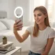 Femme utilisant un éclairage LED selfie rechargeable USB avec clip de téléphone