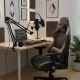 Microphone Studio Pro avec Bras Articulé et Antichoc - Kit complet pour enregistrement et diffusion live Microphone studio professionnel avec bras articulé et antichoc métallique installé sur un bureau moderne