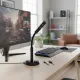Microphone USB pour ordinateur de bureau - idéal streaming, podcasting, jeux Mac et Windows Microphone USB flexible sur bureau avec clavier et écran PC en arrière-plan pour streaming et podcasting