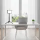 LED Video Light panneau dimmable sur trépied noir proche d’un ordinateur portable sur un bureau blanc dans une pièce lumineuse
