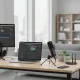 Microphone USB cardioïde AT2020USB+ sur bureau avec ordinateur portable et logiciel audio