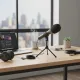 Samson Q2U microphone dynamique USB et XLR installé sur un bureau avec ordinateur et casque