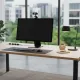 Webcam Full HD 1080p 60fps DIWROLY avec micro intégré et trépied installée sur un écran d'ordinateur en environnement de bureau