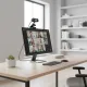 Webcam Full HD 1080p 60fps DIWROLY avec micro intégré et trépied installée sur un écran d'ordinateur en visioconférence