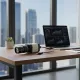 Webcam 2K Full HD SU100-MB posée sur un bureau avec un ordinateur portable en arrière-plan