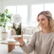 Femme utilisant un smartphone avec une LED selfie ring light pour améliorer l'éclairage de son visage lors d'un selfie