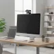 Webcam EMEET C960 2K fixée sur écran d'ordinateur de bureau dans un bureau moderne