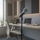 Microphone dynamique G-MARK BETA58A avec support - Qualité studio parfaite Microphone dynamique G-MARK BETA58A sur pied devant un bureau avec ordinateur portable en arrière-plan