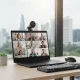 Webcam EMEET 4K 1080P 60fps avec microphone installée sur ordinateur pour visioconférence