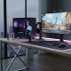 Microphone USB pour jeu avec moniteur muet RGB et réduction de bruit pour streaming et podcast Microphone USB pour jeu avec éclairage RGB posé sur un bureau de gaming, PC, moniteur et clavier visibles en arrière-plan