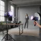 Lampe vidéo LED RGB portable Nagnahz ZGRL-60W allumée violet avec modèle en arrière-plan dans studio photo