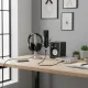 Câble XLR vers 3,5 mm connecté à un microphone studio sur un bureau avec casque audio et haut-parleur