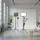 Kit panneau de lumière LED pour photographie et vidéo avec trépieds dans un studio photo moderne