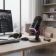 Microphone dynamique XLR/USB idéal pour streaming, jeux, YouTube, chant et enregistrement Microphone dynamique XLR et USB noir pour streaming et jeux posé sur bureau avec PC, casque et souris