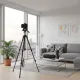 Mini trépied 25inch en aluminium posé sur une table dans un salon moderne avec un appareil photo dessus